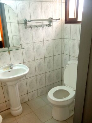 Habitació doble bàsica, 1 llit individual | Bany | Dutxa i tovalloles
