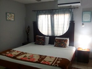 Executive Double or Twin Room | Desk, laptop workspace, free WiFi - Teley Lodge (Accra)