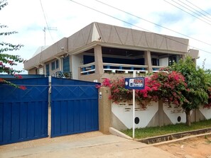 Vista frontal de la propiedad