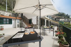 Outdoor dining - Jasmine with en-suite bathroom - hiking Amalfi coast - Path of Gods (Agerola)