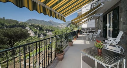 Jazmín con baño privado: turismo por la ciudad y senderismo en la costa de Amalfi