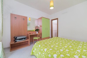 1 Schlafzimmer, Reisekinderbett, kostenloses WLAN, Bettwäsche