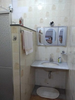 Buồng tắm vòi sen, khăn tắm