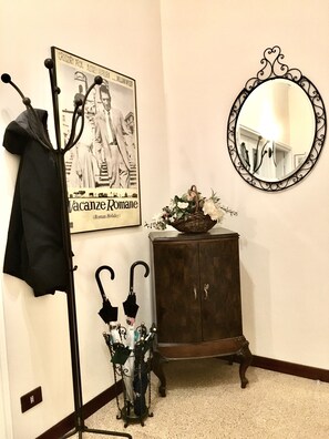 Interior - Accommodation for tourist use " A stone's throw away..." (Roma)