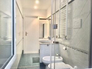 Shower, hair dryer, bidet, towels - Accommodation for tourist use " A stone's throw away..." (Roma)