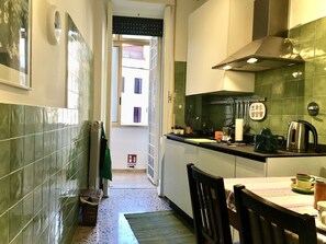 Réfrigérateur, micro-ondes, lave-vaisselle, cafetière/bouilloire