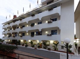 A multi-story hotel with balconies, potted plants, and a sign reading "HOTEL BATA DEGLI DEI".