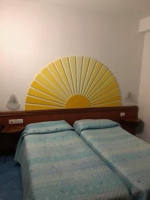 Zimmersafe, Schreibtisch, Babybetten, Bettwäsche