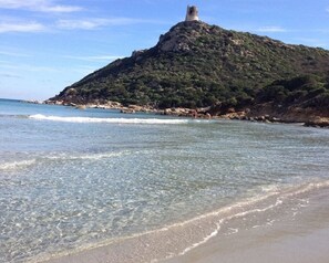 En la playa y camastros 