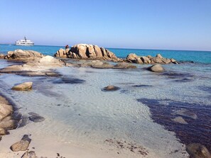 En la playa y camastros 