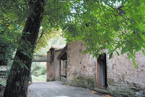 Exterior - La Maison au Potager is located in a hamlet in the Rance valley in Aveyron. (Prohencoux)