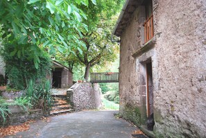 Property grounds - La Maison au Potager is located in a hamlet in the Rance valley in Aveyron. (Prohencoux)