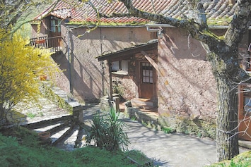 Vue extérieure et entrée de la piÚce à vivre.