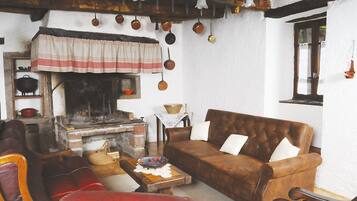 Televisio, takka, pöytäjalkapallopöytä, kirjoja