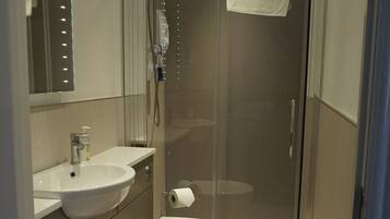Superior Double or Twin Room | Bathroom | Shower, free toiletries, hair dryer, towels