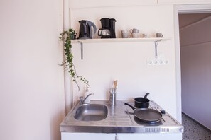 Kühlschrank, Wasserkocher mit Kaffee-/Teezubehör, Wasserkocher