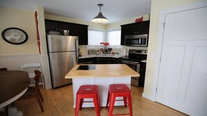 Fridge, microwave, oven, stovetop - Rollin` on the River | 2 Bed, 1 Bath (Ottawa)
