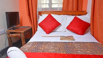 Habitación doble | Escritorio, tabla de planchar con plancha, wifi gratis y ropa de cama