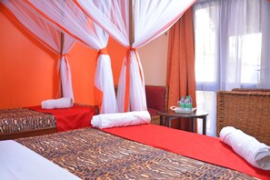 Twin kamer | Een bureau, een strijkplank/strijkijzer, gratis wifi, beddengoed