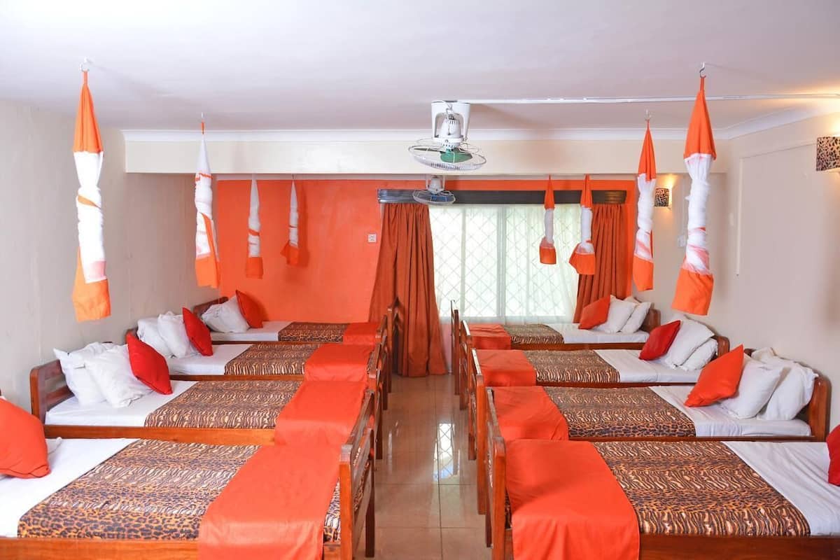 ห้องพักรวม (Male 8pax) | โต๊ะทำงาน, เตารีด/โต๊ะรีดผ้า, Wi-Fi ฟรี, ผ้าปูที่นอน