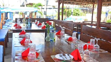 Se sirven desayunos, comidas, cenas y cocina local e internacional