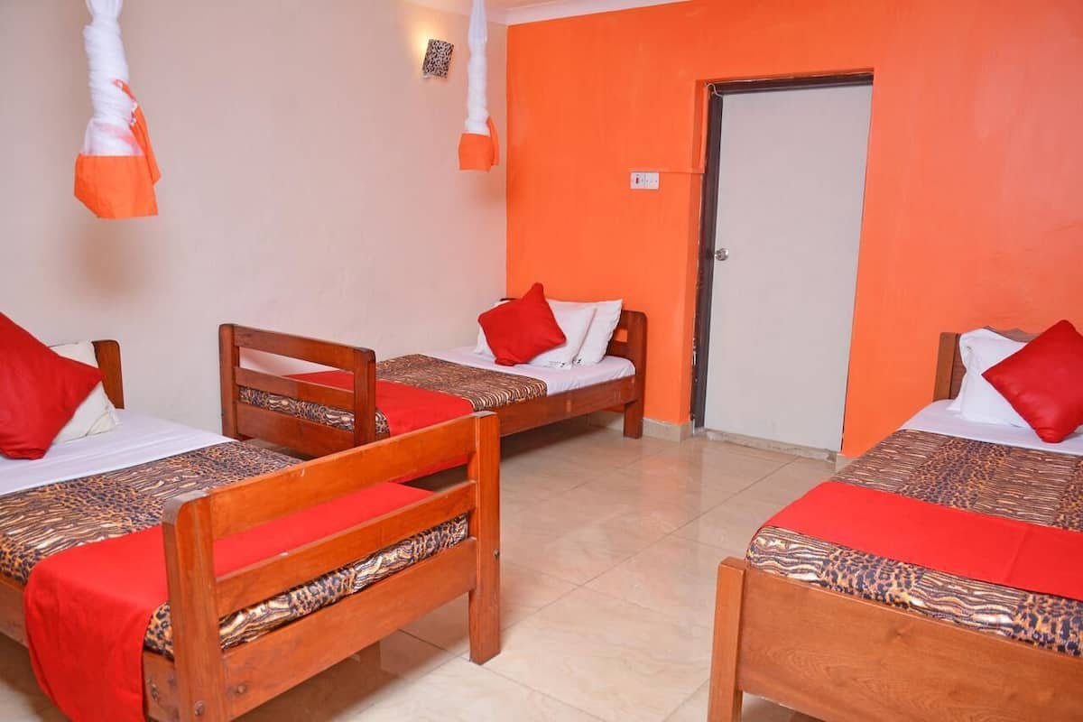 ห้องพักรวม (Female 3pax) | โต๊ะทำงาน, เตารีด/โต๊ะรีดผ้า, Wi-Fi ฟรี, ผ้าปูที่นอน