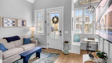 Smart TV, Netflix, Hulu, streaming services