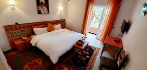 Camera doppia, vista piscina | Una scrivania, tende oscuranti, insonorizzazione, ferro/asse da stiro