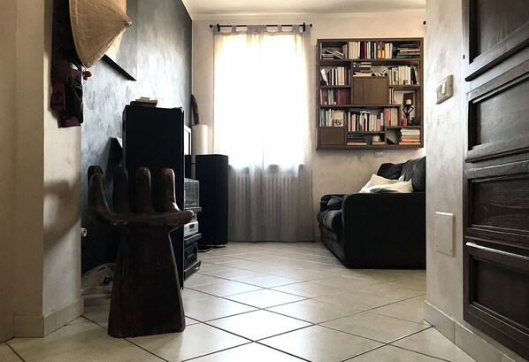 TV, DVD player, livros, videoteca