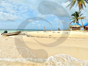 Di pantai dan pasir putih