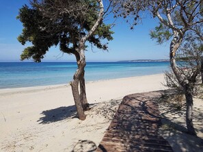 Sur la plage, parasol