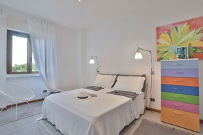 2 chambres, coffre-fort, fer et planche à repasser