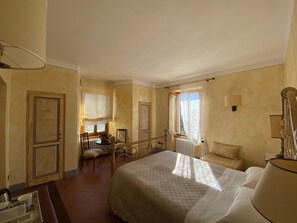 A hotel room with a bed, a desk, and a chair. - Borgo La Casetta (Lamporecchio)