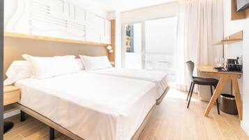 Habitació doble, terrassa (2 adults and 1 child) | 1 dormitori, minibar, escriptori i habitacions insonoritzades