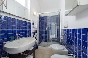 Douche, sèche-cheveux, bidet, serviettes fournies