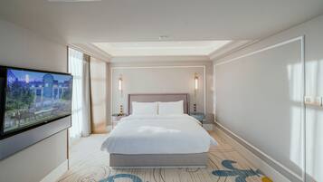 Privilege, Room, 1 King Bed | Premium bedding, free cribs/infant beds, free WiFi, bed sheets
