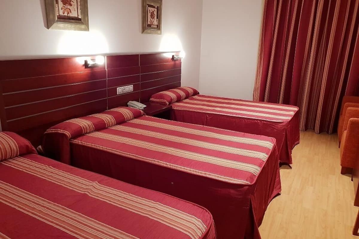 Habitación triple | Escritorio, sistema de insonorización, wifi gratis y ropa de cama