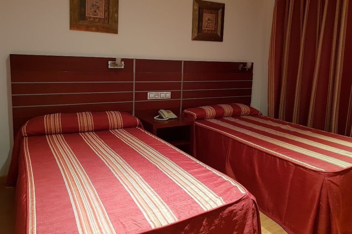 Escritorio, sistema de insonorización, wifi gratis y ropa de cama