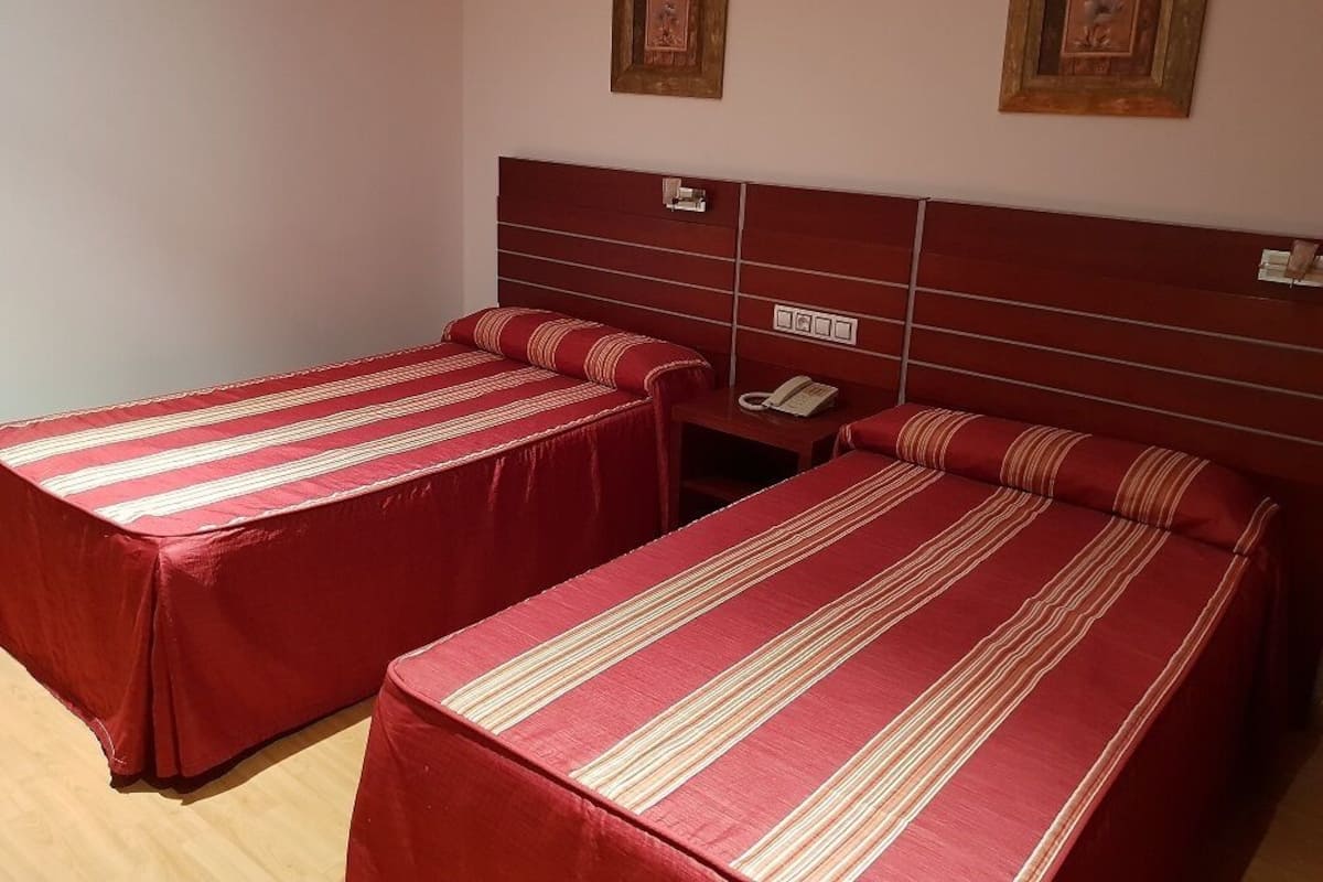 Escritorio, sistema de insonorización, wifi gratis y ropa de cama