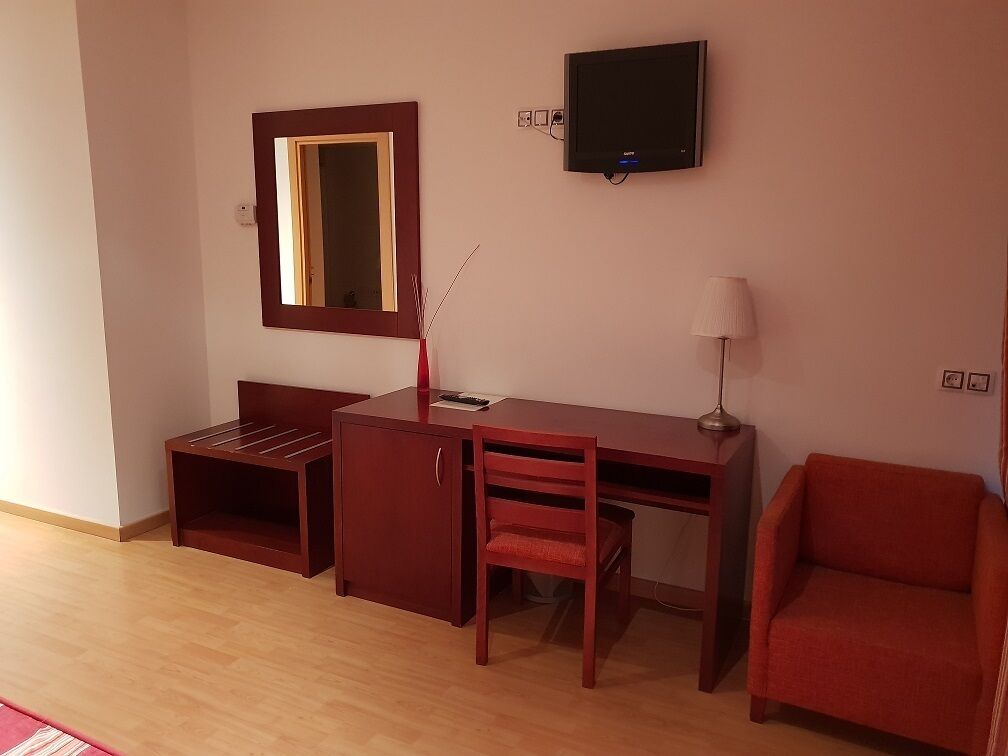 desk, soundproofing, free wifi, bed sheets