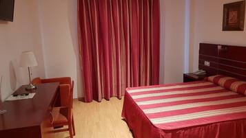 Desk, soundproofing, free WiFi, bed sheets