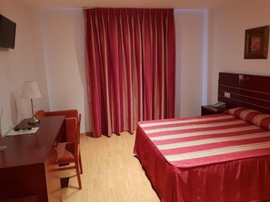 Desk, soundproofing, free WiFi, bed sheets