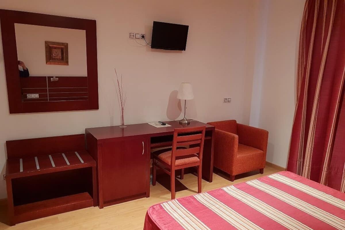 Escritorio, sistema de insonorización, wifi gratis y ropa de cama