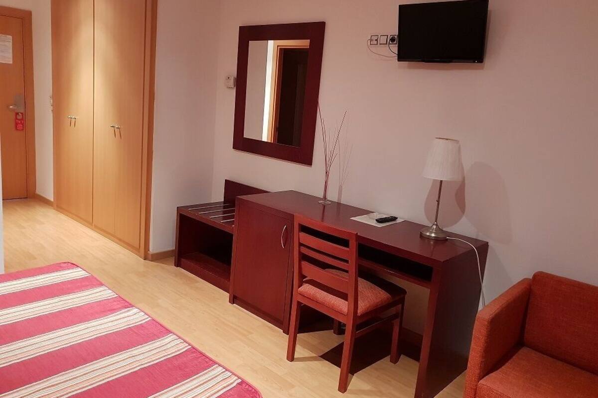 desk, soundproofing, free wifi, bed sheets