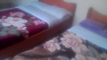 Camera doppia | Una scrivania, tende oscuranti, Wi-Fi gratuito, lenzuola