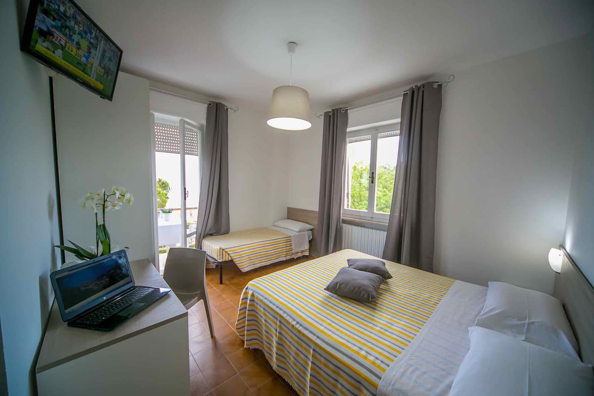 Triple Room | Desk, free WiFi