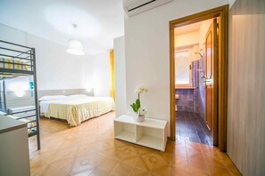 Quadruple Room | Desk, free WiFi