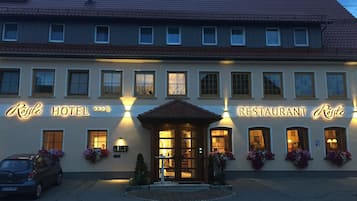 Fassade der Unterkunft – Abend/Nacht