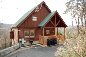 Exterior - Spacious 4BR Cabin Near Dollywood – Hot Tub, Game Room & Stunning Mountain Views (Sevierville)