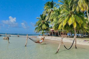 Accommodatie ligt op het strand, wit zand, snorkelen